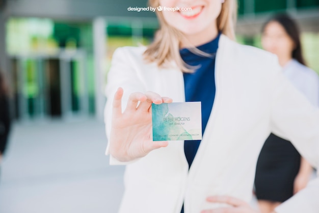 PSD uśmiechnięty bizneswoman przedstawia wizytówkę