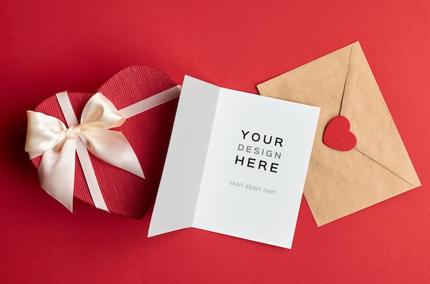 Valentijnsdag kaart mockup met envelop en hart geschenkdoos op rood