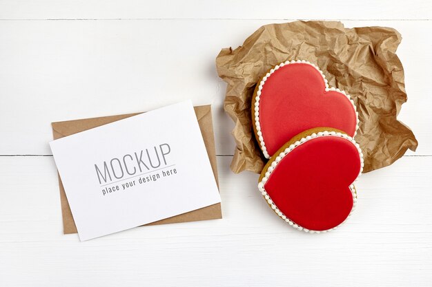 Valentijnsdag wenskaart mockup met zoete hartjes cookies