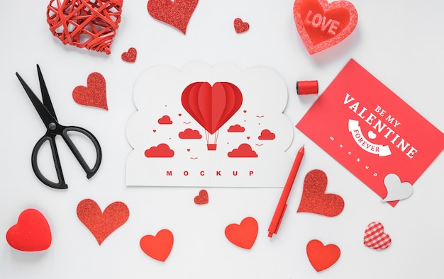 PSD mockup di carta di san valentino con composizione di oggetti