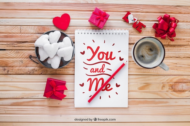 PSD elementi di san valentino e mockup di notebook