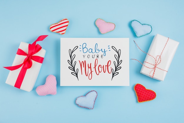 PSD mockup di carte di san valentino con regali