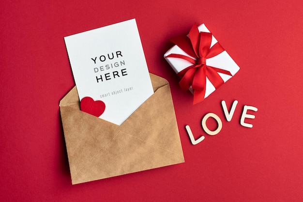 Mockup di carta di san valentino con busta e confezione regalo su rosso