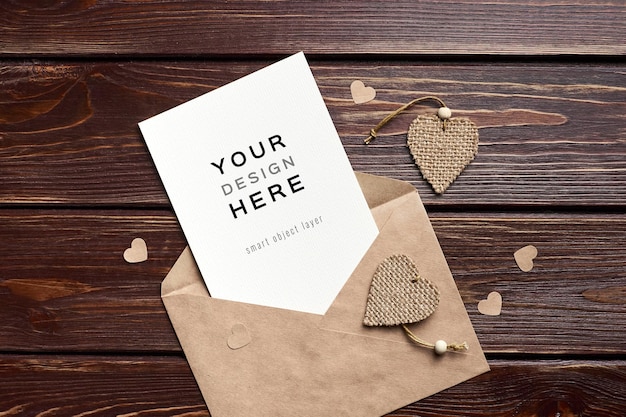 Mockup di carta di san valentino con buste e decorazioni di cuori