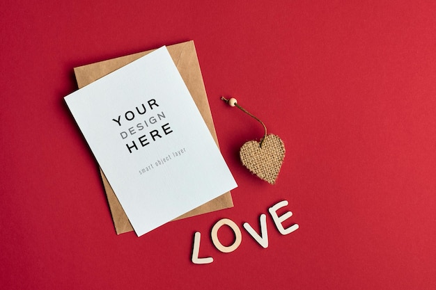 PSD mockup di carta di san valentino con decorazione a cuore e lettere d'amore