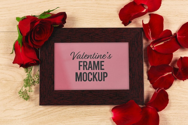 Valentines frame met bloemblaadjes fotomodel