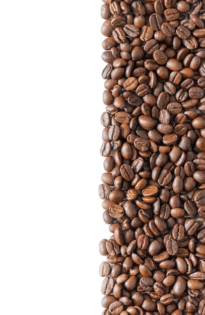 Veel geroosterde koffiebonen op een witte achtergrond Koffiebonen grenzen aan een kopieerruimte