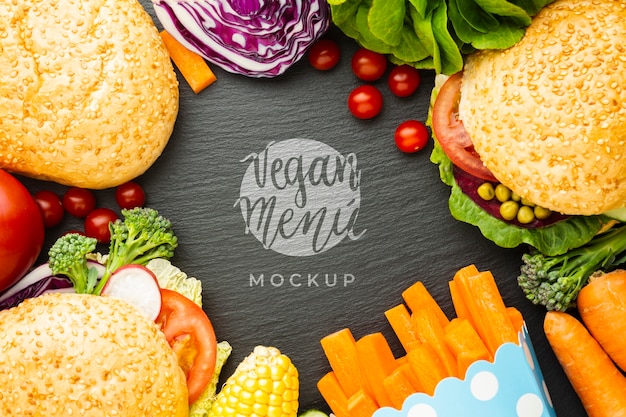 PSD mock-up di menu vegani circondato da panini e verdure