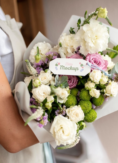 Verjaardagsbloemen met tag mock-up arrangement