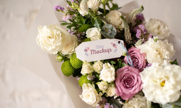 PSD verjaardagsbloemen met tag mock-up arrangement