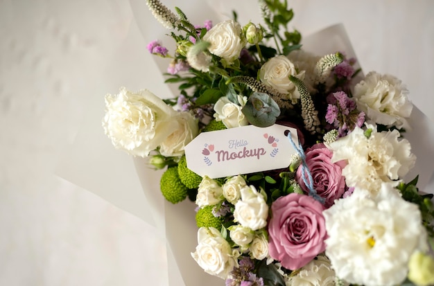 Verjaardagsbloemen met tag mock-up arrangement