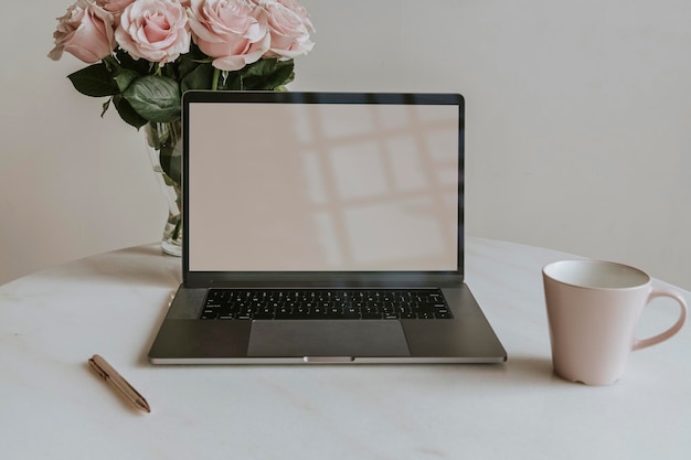 Verse bloemen door een laptopschermmodel