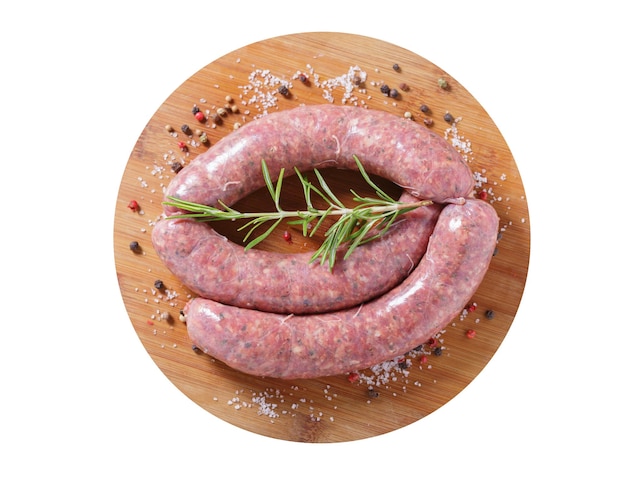 Verse worstjes met rozemarijn op een snijplank geïsoleerd op een doorzichtige achtergrond
