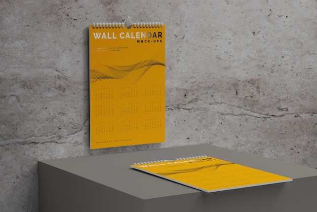 Mockup di calendario da parete verticale