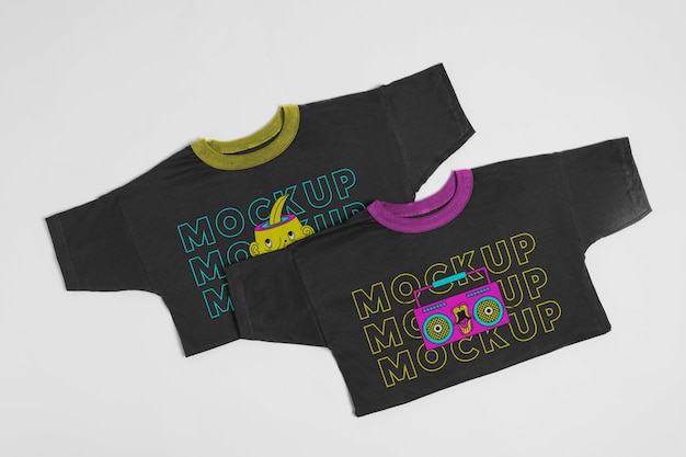 上から見た白い背景の上の黒いTシャツ