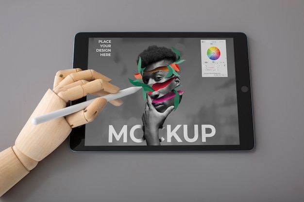 PSD sopra il modello di vista che tiene matita e tablet mockup