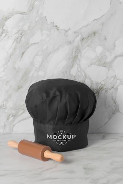 PSD Вид на макет кулинарной шляпы с мраморным фоном