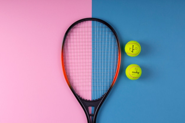 PSD モックアップ テニス ボールとテニス ラケットのビュー