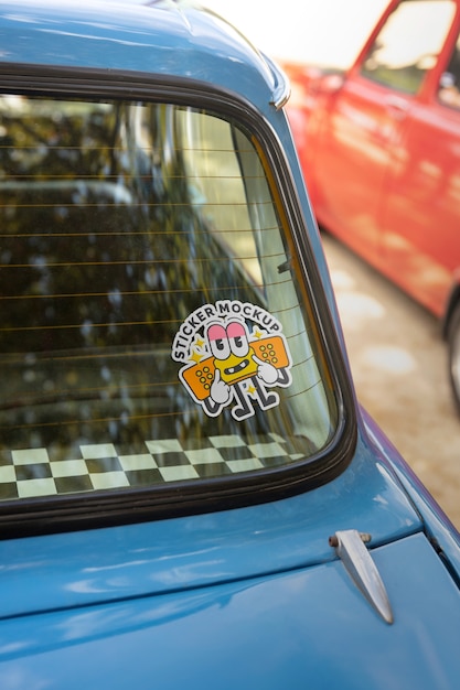 車の窓に貼られたステッカーのモックアップの表示