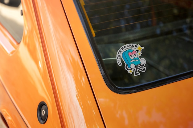 車の窓に貼られたステッカーのモックアップの表示