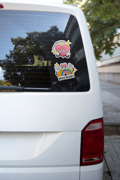 車の窓に貼られたステッカーのモックアップの表示