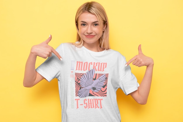 PSD vista della donna che indossa il design del mock-up della t-shirt e che lo indica