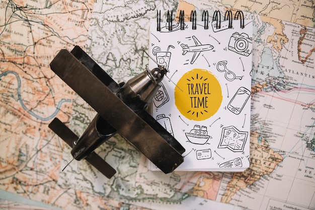 Vintage reizen concept mockup met Kladblok