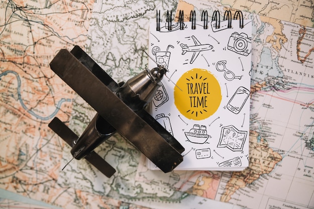 Mockup di concetto di viaggio vintage con blocco note