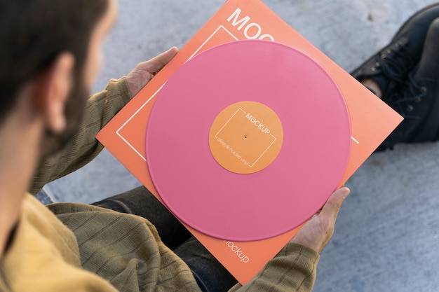 Mockup di dischi in vinile tenuto in mano