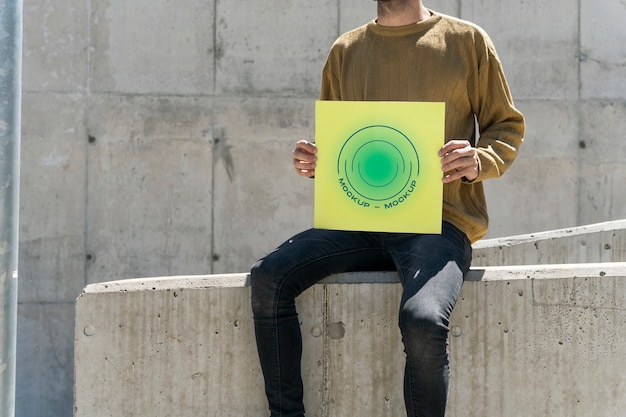 PSD mockup di dischi in vinile tenuto in mano