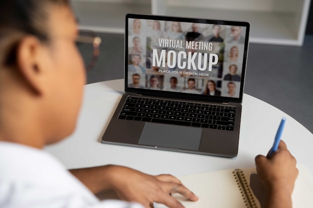 Lezione virtuale con mockup di laptop