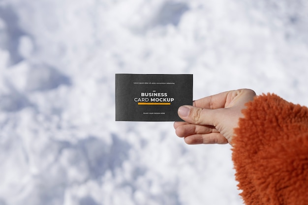 PSD Макет визитной карточки на открытом воздухе в снегу