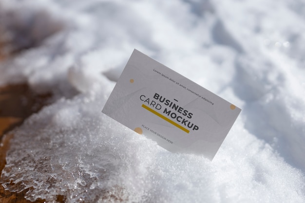 PSD mockup di biglietto da visita all'aperto nella neve