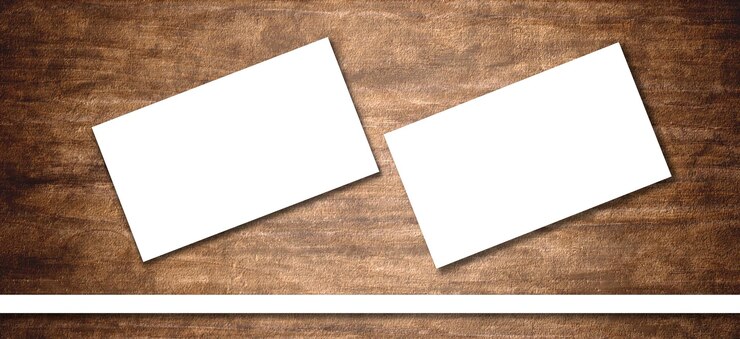 PSD visitekaartje op houtstructuur tafel realistische mockup bedrijfsbranding