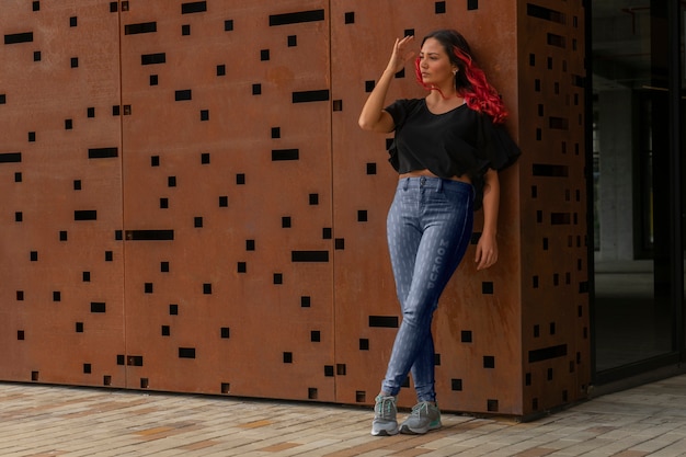 Volledig geschotene vrouw die trendy broek draagt