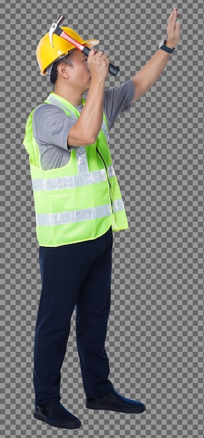 Volledige lengte figuur van 50s 60s aziatische oudere man ingenieursbouwer draagt veiligheidsvest veiligheidshelm hammer. senior man sloeg spijker met hamer over witte achtergrond geïsoleerd, achterzijde achteraanzicht