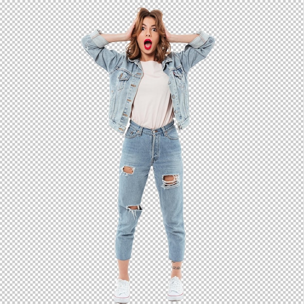 Volledige lengte Geschokte vrouw in denim kleding die haar hoofd over de witte muur houdt
