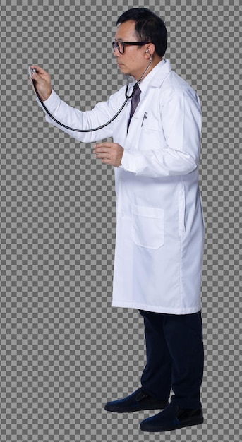 PSD volledige lengte van 60s 50s aziatische oudere dokter man draagt laboratoriumjas, bril check stethoscoop, geïsoleerd. senior medische man diagnosticeert de toestand van de patiënt met een stethoscoop op een witte achtergrond