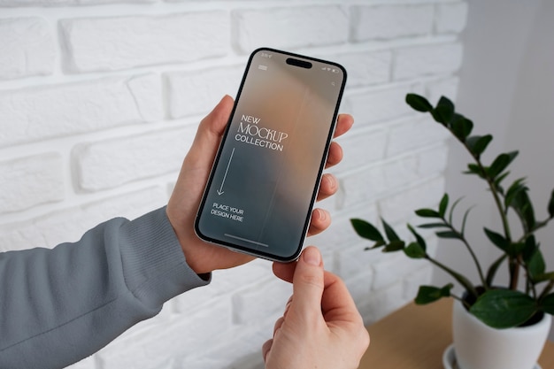 Volwassen met een smartphone in de hand