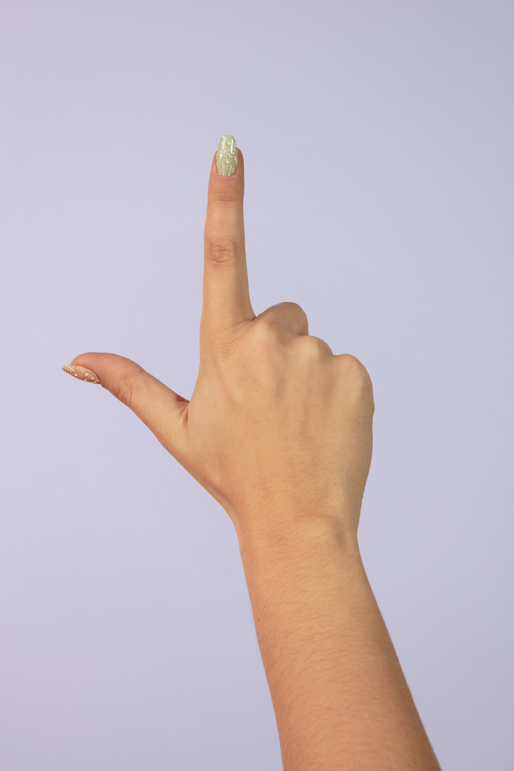 PSD volwassen vrouwenhand met nagellak