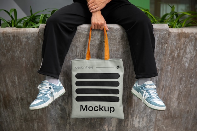 Vooraanzicht man met draagtas mockup
