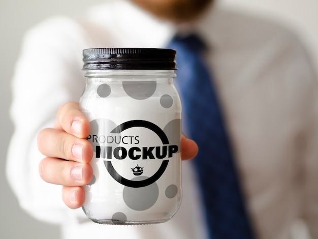 Vooraanzicht man met een potje mock-up