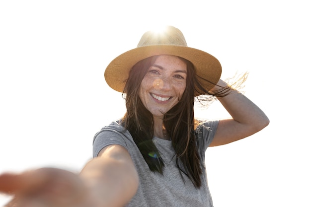 Vooraanzicht smiley vrouw met hoed