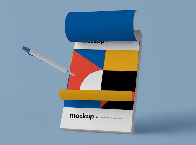Vooraanzicht van de pen en Kladblok met geometrische vormen