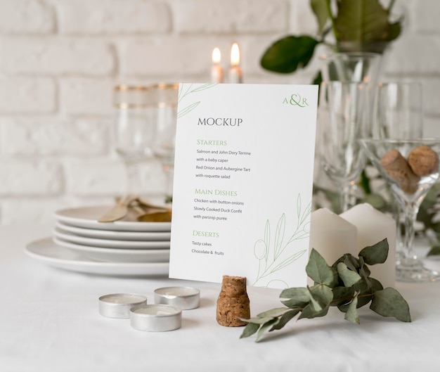 Vooraanzicht van lentemenu mock-up met bloemen en kaarsen