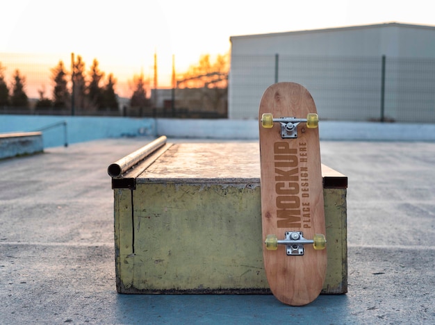 PSD vooraanzicht van mock-up skateboard buitenshuis