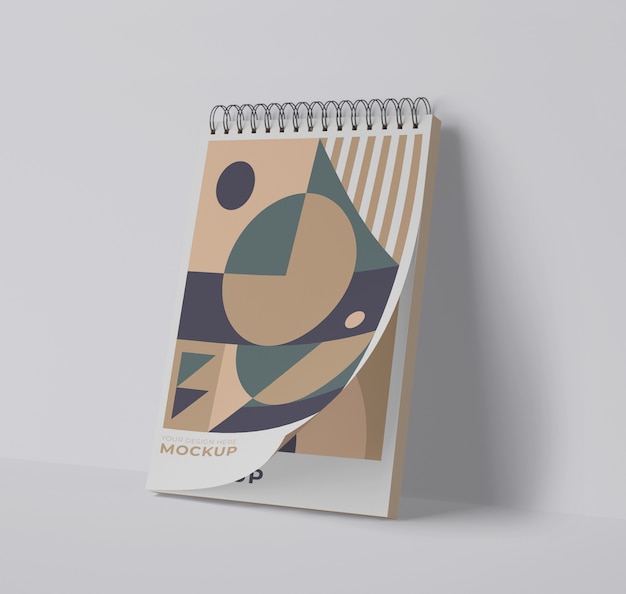 Vooraanzicht van spiraal notebook met geometrische vormen