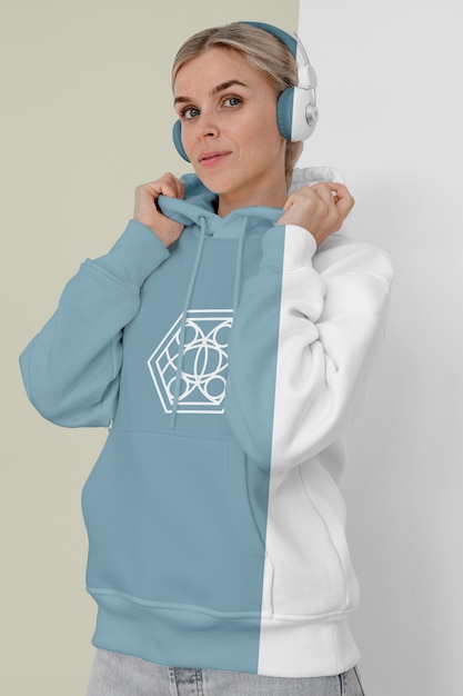 PSD vooraanzicht van stijlvolle vrouw in hoodie met koptelefoon