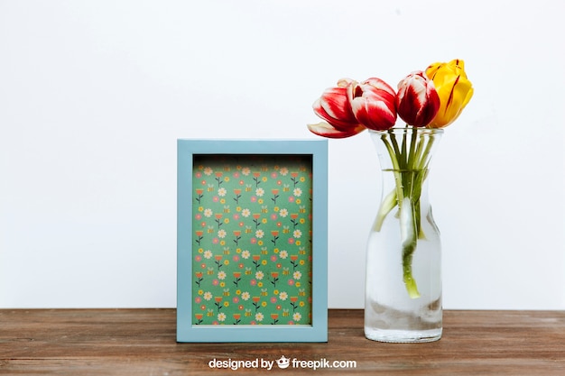 Voorjaarsmodel met blauw frame en vaas met bloemen