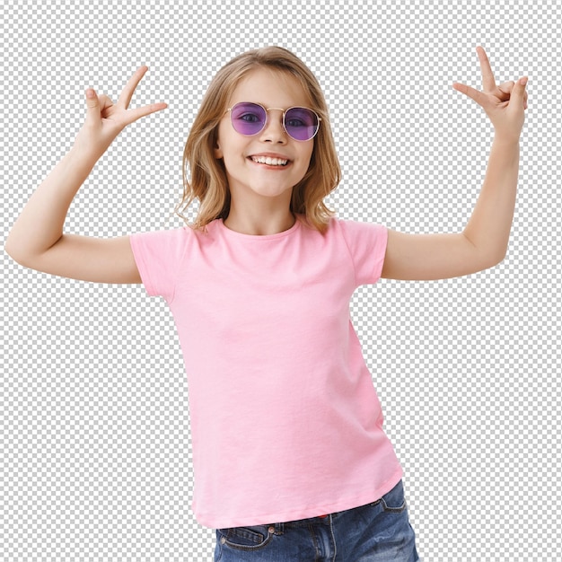 Vreugdevol stijlvol en glamourvol jong meisje kind geniet van zomervakantie zonder school draag zonnebril roze T-shirt